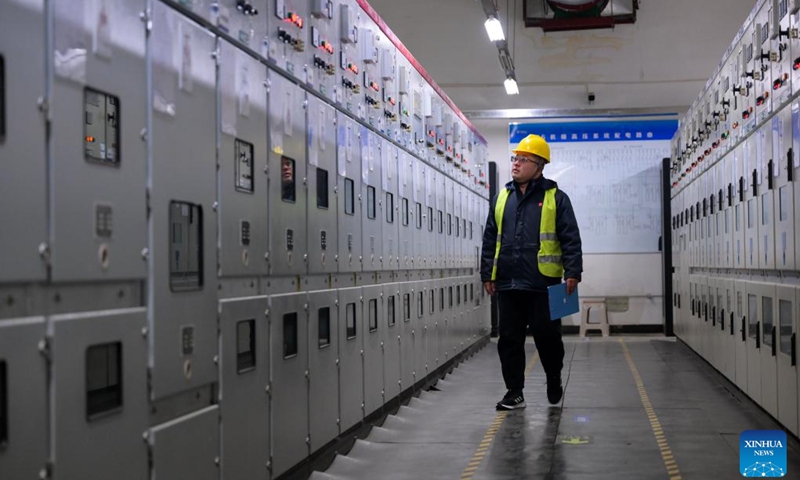 A staff member checks equipment at a cloud computing information zone of China Telecom in Horinger, Hohhot City, north China's Inner Mongolia, Nov. 28, 2023. The Horinger data center cluster, located in Hohhot City of north China's Inner Mongolia, can accommodate about 950,000 servers, placing it among the leading data centers in China in terms of computing power.(Photo: Xinhua)