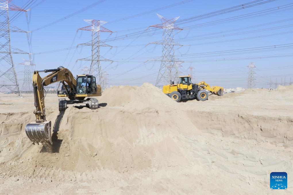 This aerial photo taken on Dec. 4, 2023 shows the engineering machinery working at the construction site of the South Saad Al-Abdullah City Housing Project in Jahra Governorate, Kuwait. Kuwait's South Saad Al-Abdullah City housing project started construction on Monday. China Gezhouba Group Co., Ltd (CGGC) undertakes the construction of the project, which is located in Jahra Governorate, about 25 km west of Kuwait City.(Photo: Xinhua)