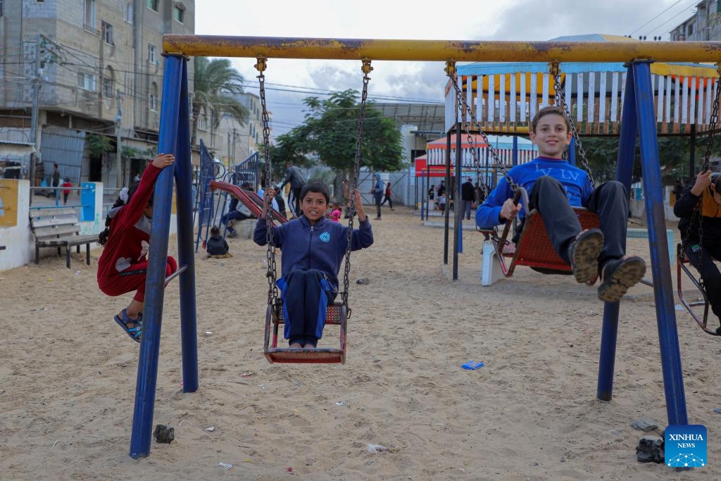 Children play at a playground in the southern Gaza Strip city of Rafah, on Nov. 27, 2023. Qatar announced on Monday that Israel and Hamas have agreed to extend the current humanitarian truce in the Gaza Strip for an additional two days.(Photo: Xinhua)