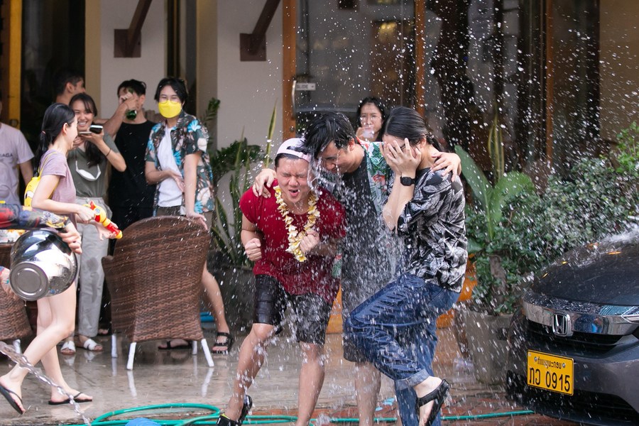 People splash water to each other to celebrate the Songkran Festival, or the Lao New Year, in Luang Prabang, Laos, April 14, 2022(Photo: Xinhua)