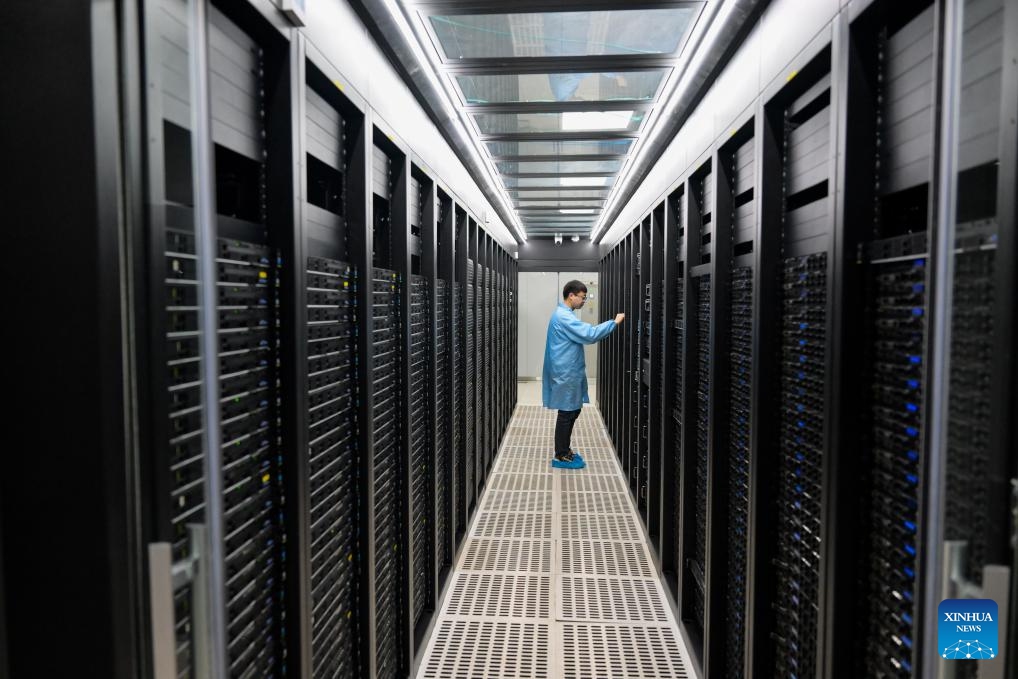 A staff member checks equipment at a cloud computing information zone of China Telecom in Horinger, Hohhot City, north China's Inner Mongolia, Nov. 28, 2023. The Horinger data center cluster, located in Hohhot City of north China's Inner Mongolia, can accommodate about 950,000 servers, placing it among the leading data centers in China in terms of computing power.(Photo: Xinhua)