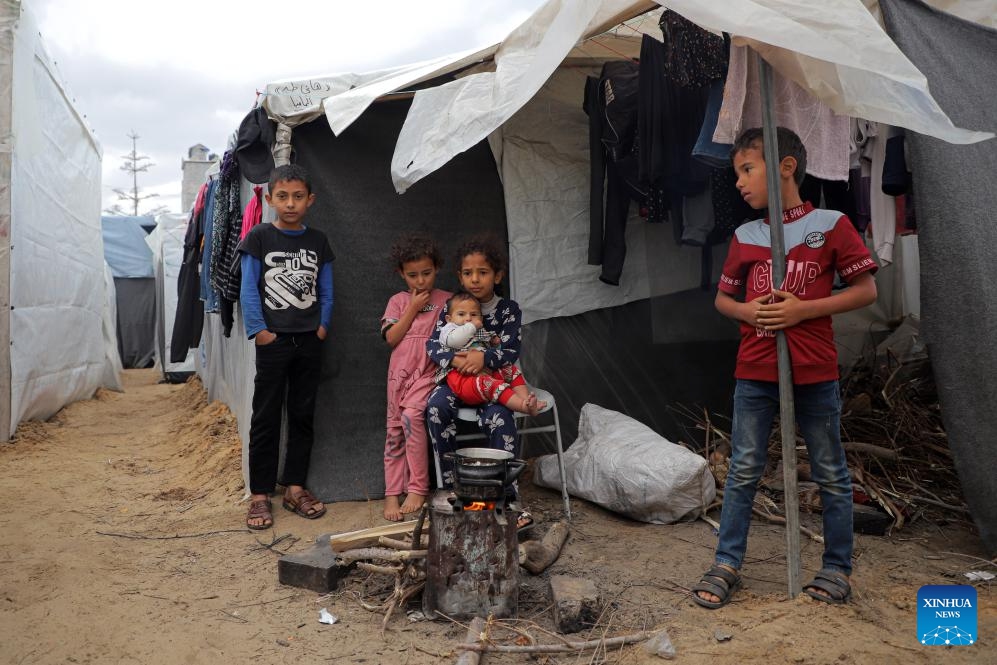 Palestinian children are seen at a temporary refugee camp in the southern Gaza Strip city of Khan Younis, Nov. 28, 2023. At least 1.7 million people have been displaced in the Gaza Strip, the UN Office for the Coordination of Humanitarian Affairs (OCHA) has warned in a recent statement(Photo: Xinhua)