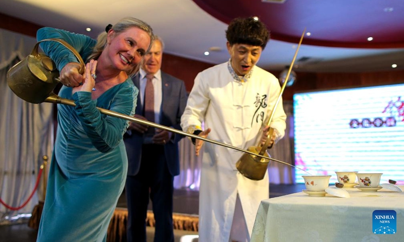 A participant tries the long-pot tea during the Cultural China, Splendid Sichuan event in Auckland, New Zealand, Nov. 29, 2023. Kiwis are amazed by unique cultural events and cuisine from southwest China's Sichuan Province during a tourism promotion event held here on Wednesday.(Photo: Xinhua)