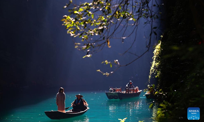 A tourist enjoys the view of Pingshan canyon, a tourist attraction famous for its limpid water, in Hefeng County, Enshi Tujia and Miao Autonomous Prefecture, central China's Hubei Province, Dec. 4, 2023.(Photo: Xinhua)