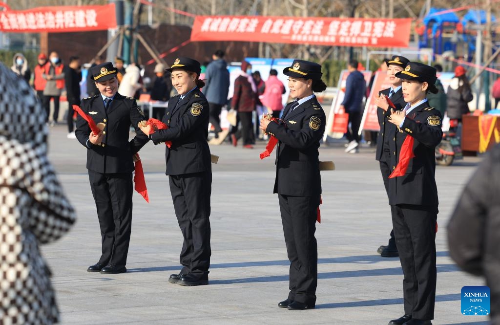 Staff of local culture and tourism bureau publicize the Constitution through Kuaiban performing, a form of Chinese storytelling accompanied by bamboo clappers, in Jingxing County of Shijiazhuang, north China's Hebei Province, Dec. 4, 2023. China marked its 10th National Constitution Day on Monday.(Photo: Xinhua)