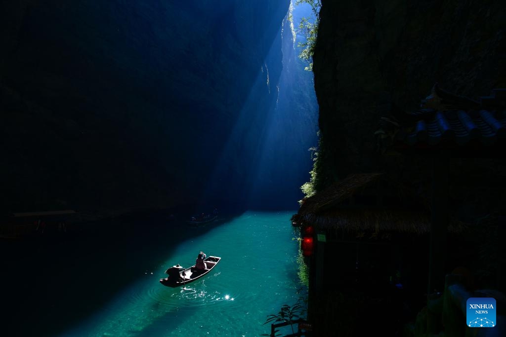 A tourist enjoys the view of Pingshan canyon, a tourist attraction famous for its limpid water, in Hefeng County, Enshi Tujia and Miao Autonomous Prefecture, central China's Hubei Province, Dec. 4, 2023.(Photo: Xinhua)