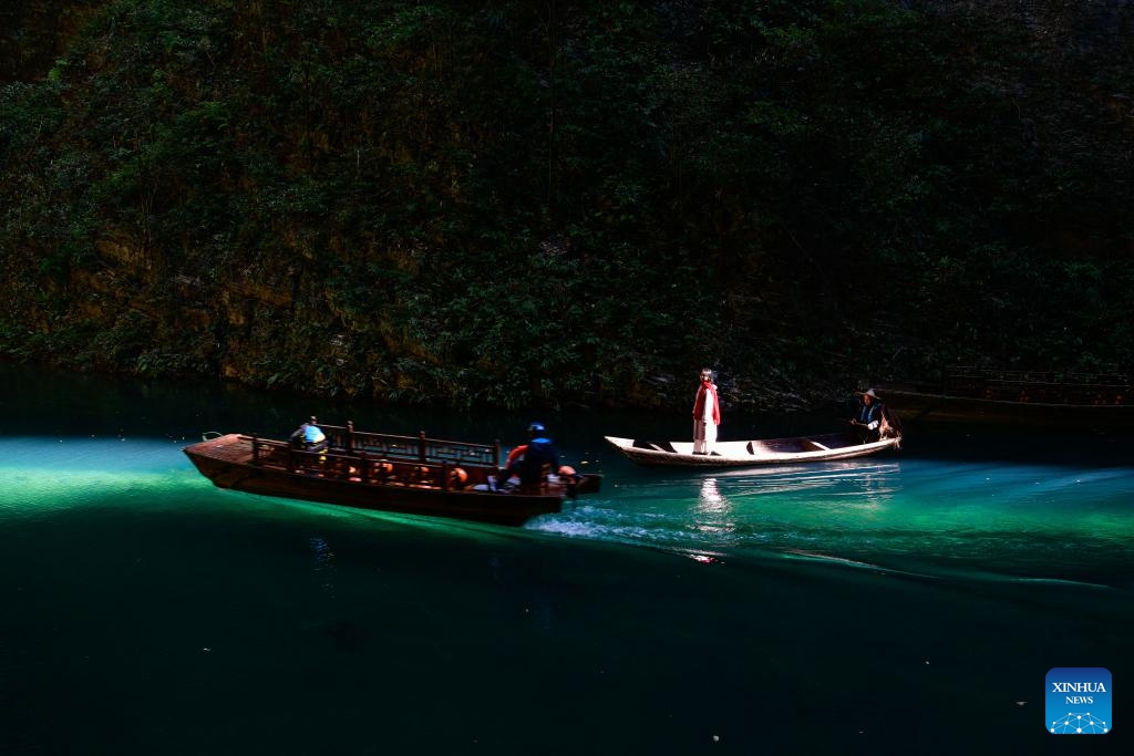 A tourist enjoys the view of Pingshan canyon, a tourist attraction famous for its limpid water, in Hefeng County, Enshi Tujia and Miao Autonomous Prefecture, central China's Hubei Province, Dec. 4, 2023.(Photo: Xinhua)