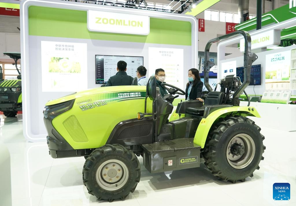 An electric tractor used in greenhouse is pictured at the exhibition area on green agriculture chain during the China International Supply Chain Expo (CISCE) in Beijing, capital of China, Nov. 30, 2023. The green agriculture chain exhibition area focused on core links, key technologies and products of the agricultural industrial chain, seed research and development, smart agricultural applications, intelligent agricultural machinery and equipment, regionally distinctive agricultural processed products, and agriculture-related financial and logistics services.(Photo: Xinhua)