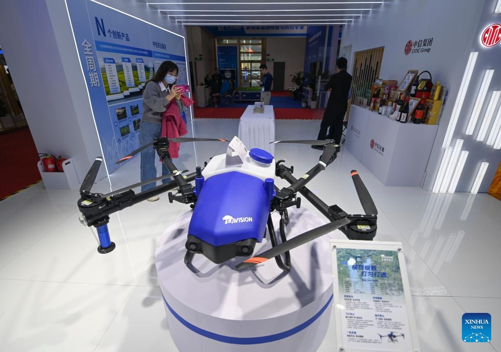 A visitor takes photo of a drone for plant protection at the exhibition area on green agriculture chain during the China International Supply Chain Expo (CISCE) in Beijing, capital of China, Nov. 30, 2023. The green agriculture chain exhibition area focused on core links, key technologies and products of the agricultural industrial chain, seed research and development, smart agricultural applications, intelligent agricultural machinery and equipment, regionally distinctive agricultural processed products, and agriculture-related financial and logistics services.(Photo: Xinhua)