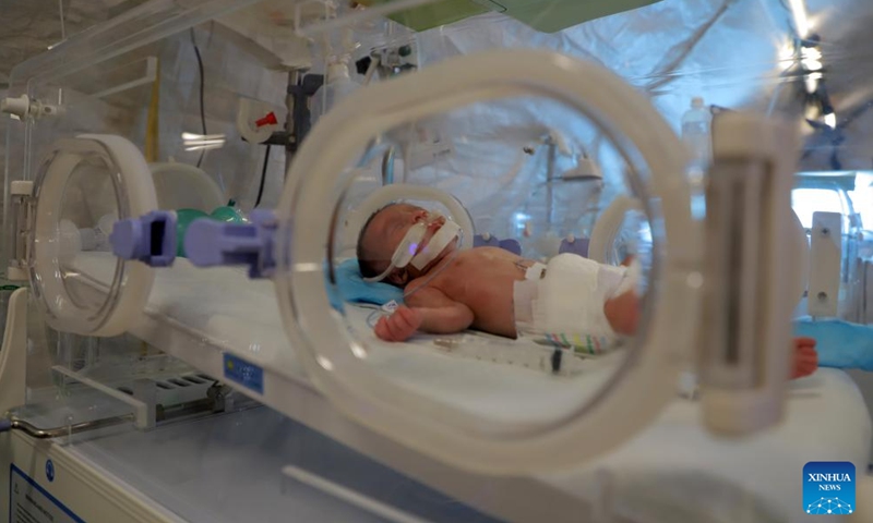 This photo taken on Dec. 2, 2023 shows an infant at a temporary hospital in the southern Gaza Strip city of Khan Younis. (Photo: Xinhua)