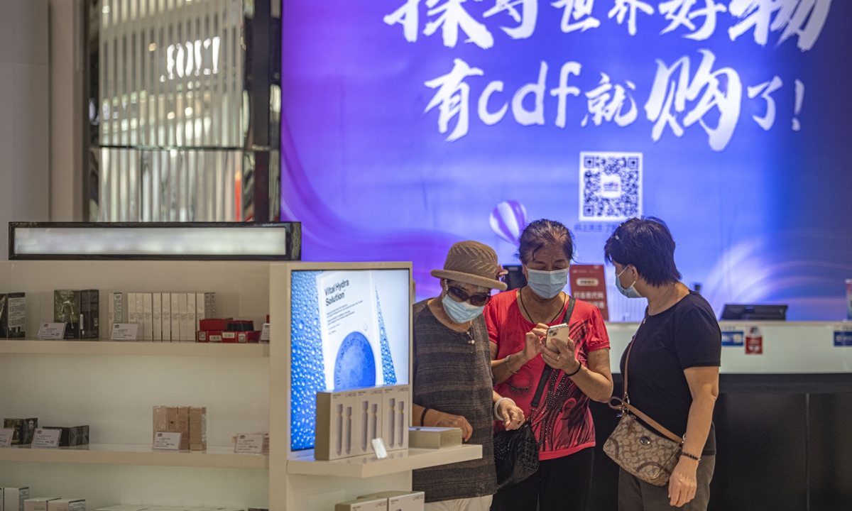 Shoppers browse items inside a duty-free shop in Bo'ao, South China's Hainan Province on December 3, 2023. Shoppers made offshore duty-free purchases of 40.7 billion yuan ($5.76 billion) in the first 11 months, up 26.1 percent year-on-year, according to local customs office. Photo: cnsphoto