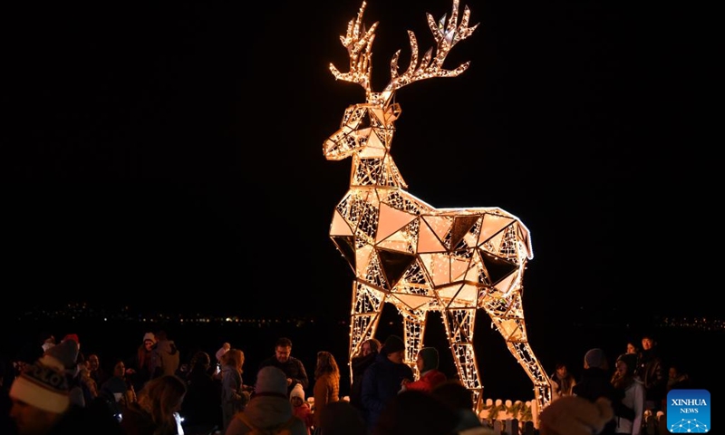 This photo taken on Dec. 2, 2023 shows a view of the lakeside Christmas market in Montreux, Switzerland. The lakeside Christmas market in Montreux is one of the most famous of its kind in the country. (Photo: Xinhua)