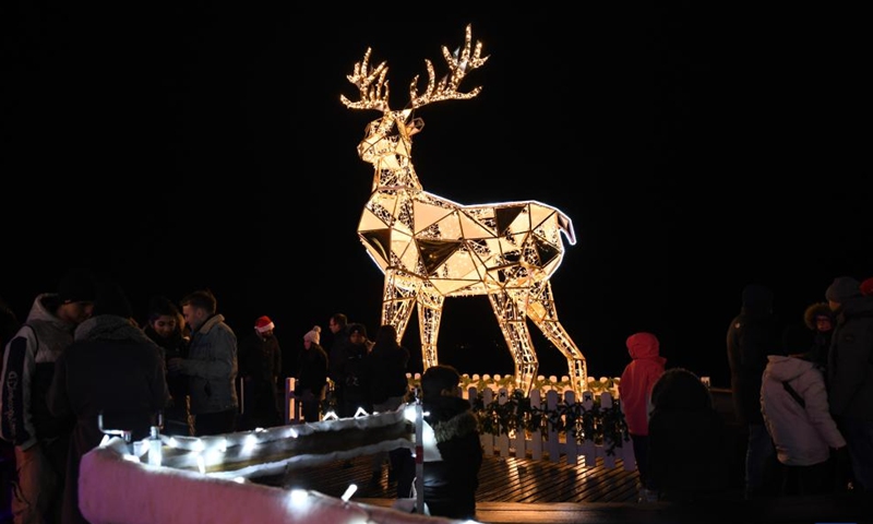 This photo taken on Dec. 2, 2023 shows a view of the lakeside Christmas market in Montreux, Switzerland. The lakeside Christmas market in Montreux is one of the most famous of its kind in the country. (Photo: Xinhua)