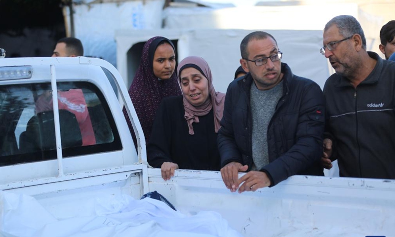 People mourn for victims killed in airstrikes in central Gaza Strip city of Deir el-Balah, Dec. 3, 2023. (Photo: Xinhua)