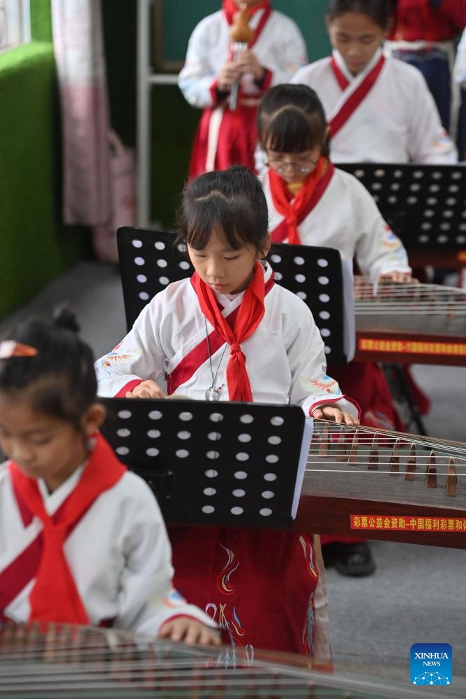 Students practice playing guzheng, a classical Chinese zither, at a school in Mengjiang Town of Tengxian County of Wuzhou, south China's Guangxi Zhuang Autonomous Region, Dec. 6, 2023. In recent years, Mengjiang Town has been making various efforts in educating local students on the culture of Danjia, which refers to a group of people who have lived off the sea for generations, folk singing and dancing as well as calligraphy and painting.(Photo: Xinhua)