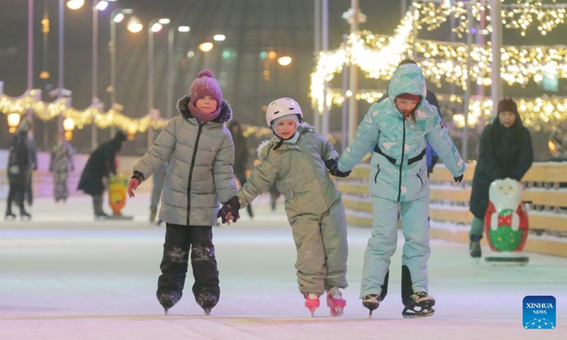 Children enjoy themselves at a skating rink in St. Petersburg, Russia, Dec. 3, 2023.(Photo: Xinhua)