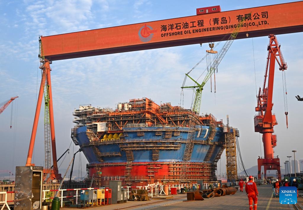 Haiyang Shiyou 122, Asia's first cylindrical floating, production, storage, and offloading (FPSO) facility, is seen under construction in Qingdao, east China's Shandong Province, Dec. 4, 2023. Designed and manufactured in China, Haiyang Shiyou 122 has entered its final assembly phase recently in Qingdao. With a diameter of about 90 meters and designed displacement of 100,000 tonnes, the facility is capable of operating for 15 years at sea without returning to the dry dock.(Photo: Xinhua)