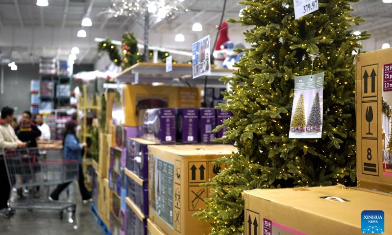 This photo taken on Dec. 3, 2023 shows the Christmas decorations at a shopping mall in Foster City, California, the United States.(Photo: Xinhua)