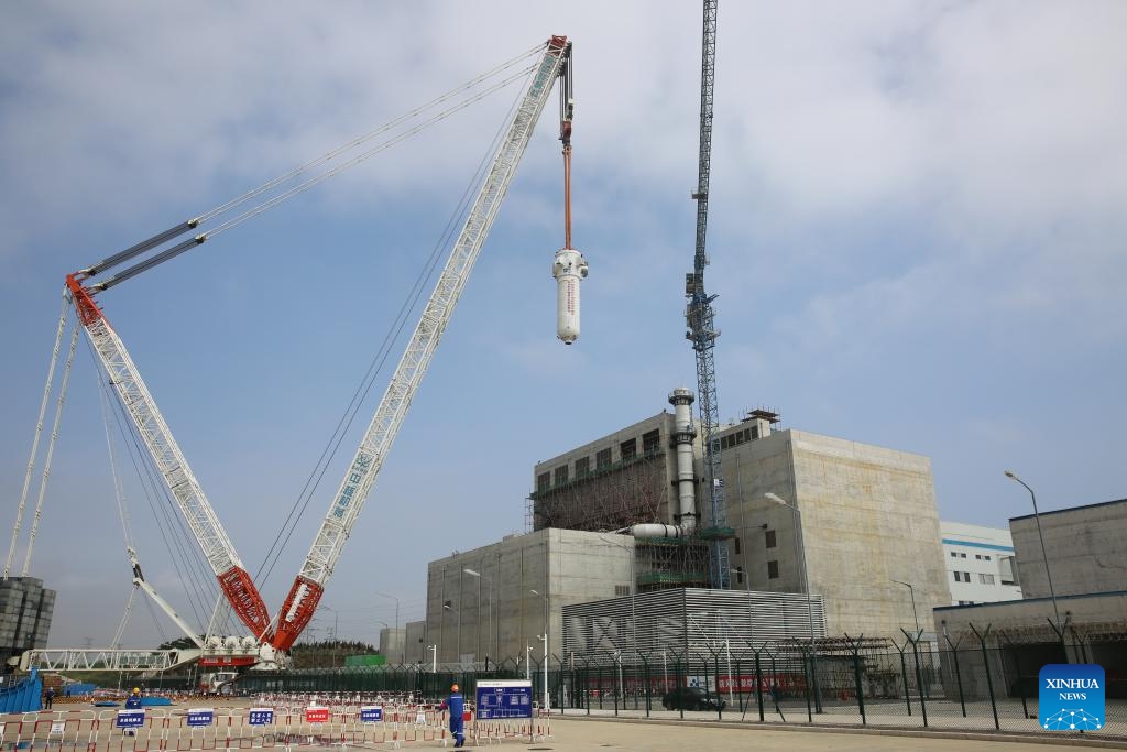 The first steam generator of Shidaowan high temperature gas-cooled reactor nuclear power plant is hoisted in place on Jan. 27, 2019.(Photo: Xinhua)