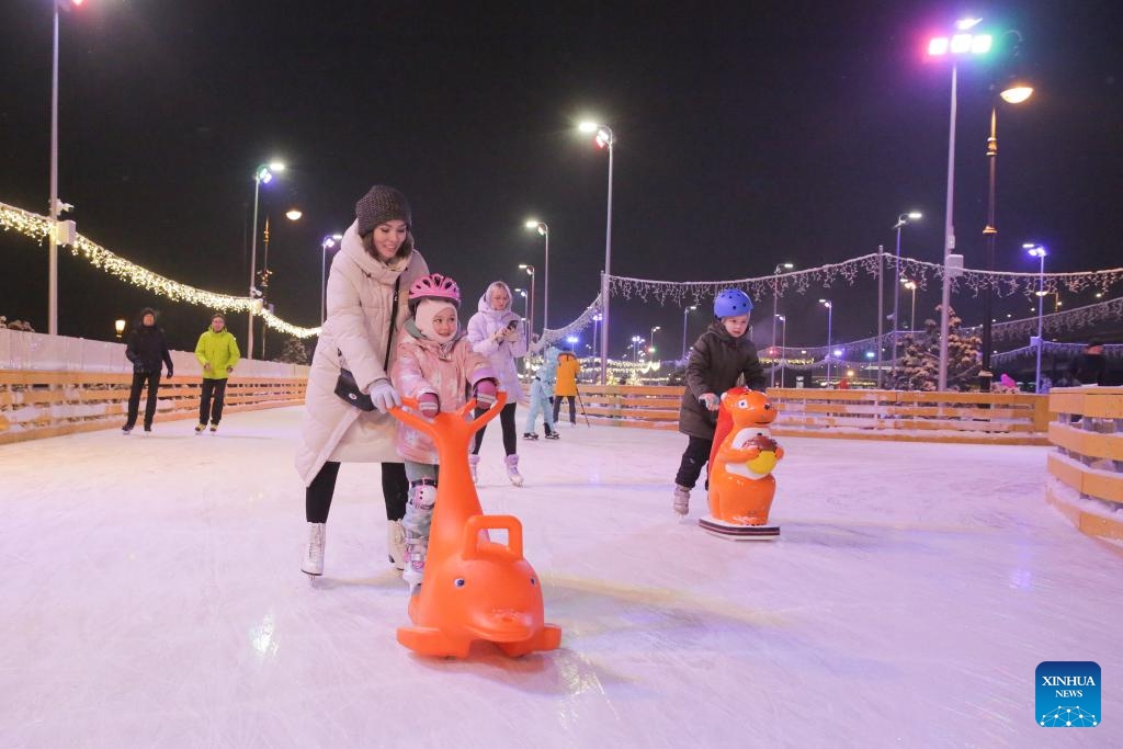 People enjoy themselves at a skating rink in St. Petersburg, Russia, Dec. 3, 2023(Photo: Xinhua)