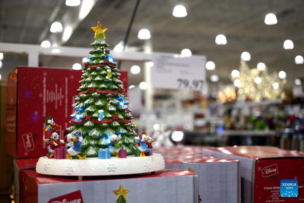 This photo taken on Dec. 3, 2023 shows the Christmas decorations at a shopping mall in Foster City, California, the United States.(Photo: Xinhua)