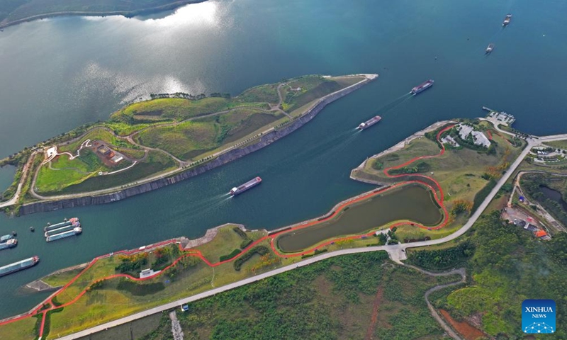 This aerial photo taken on Dec. 4, 2023 shows ships passing the ship lock of the Dateng Gorge Water Conservancy project in Guiping City, south China's Guangxi Zhuang Autonomous Region. The Dateng Gorge Water Conservancy project, started in 2014, is a crucial part of the country's water network to control floods, facilitate shipping, generate electricity, and provide irrigation. The core construction phase of this project was completed in September this year.(Photo: Xinhua)