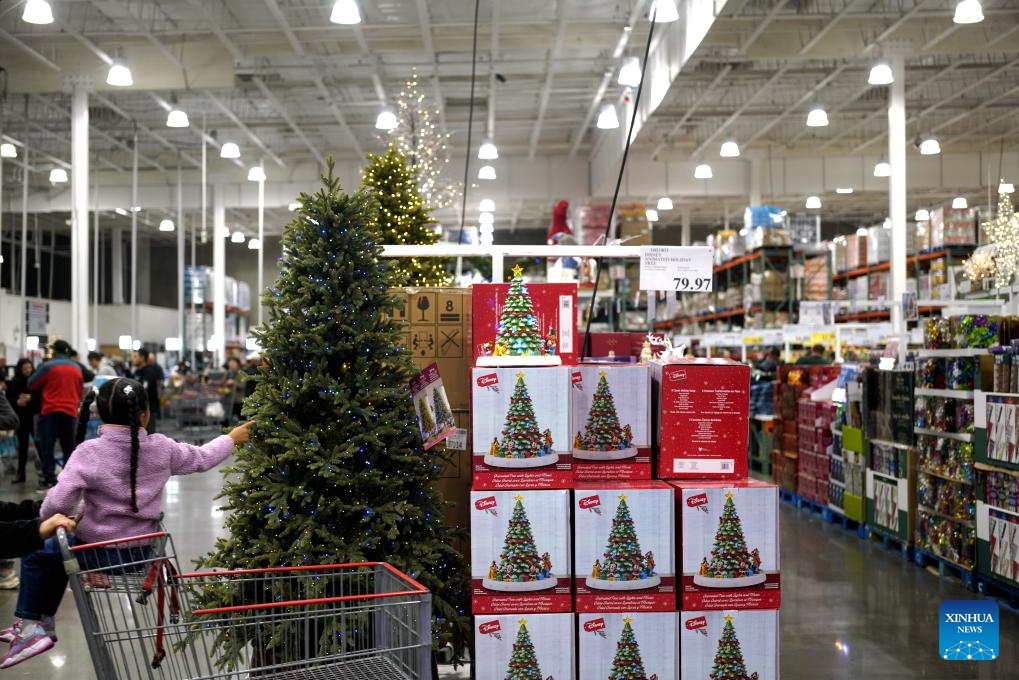 This photo taken on Dec. 3, 2023 shows the Christmas decorations at a shopping mall in Foster City, California, the United States.(Photo: Xinhua)