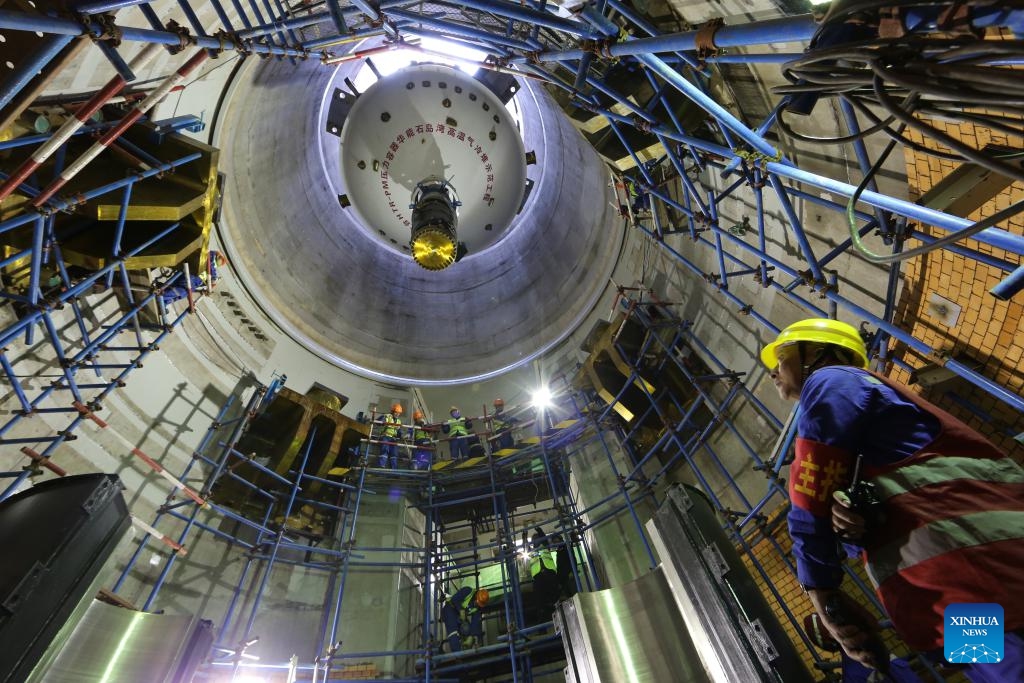 The first reactor pressure vessel of Shidaowan high temperature gas-cooled reactor nuclear power plant is hoisted in place on March 20, 2016.(Photo: Xinhua)