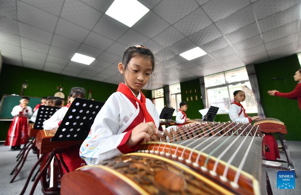 Students practice playing guzheng, a classical Chinese zither, at a school in Mengjiang Town of Tengxian County of Wuzhou, south China's Guangxi Zhuang Autonomous Region, Dec. 6, 2023. In recent years, Mengjiang Town has been making various efforts in educating local students on the culture of Danjia, which refers to a group of people who have lived off the sea for generations, folk singing and dancing as well as calligraphy and painting.(Photo: Xinhua)