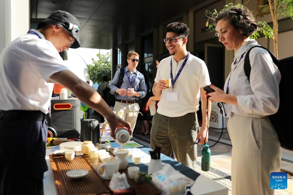 Attendees taste Chinese tea at China's pavilion of the 28th session of the Conference of the Parties to the United Nations Framework Convention on Climate Change (COP28), in Dubai, the United Arab Emirates, Dec. 6, 2023.(Photo: Xinhua)