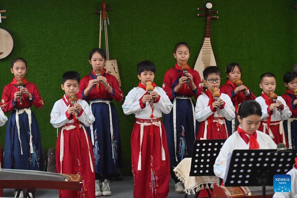 Students practice playing hulusi, also known as the cucurbit flute and the gourd flute, at a school in Mengjiang Town of Tengxian County of Wuzhou, south China's Guangxi Zhuang Autonomous Region, Dec. 6, 2023. In recent years, Mengjiang Town has been making various efforts in educating local students on the culture of Danjia, which refers to a group of people who have lived off the sea for generations, folk singing and dancing as well as calligraphy and painting.(Photo: Xinhua)