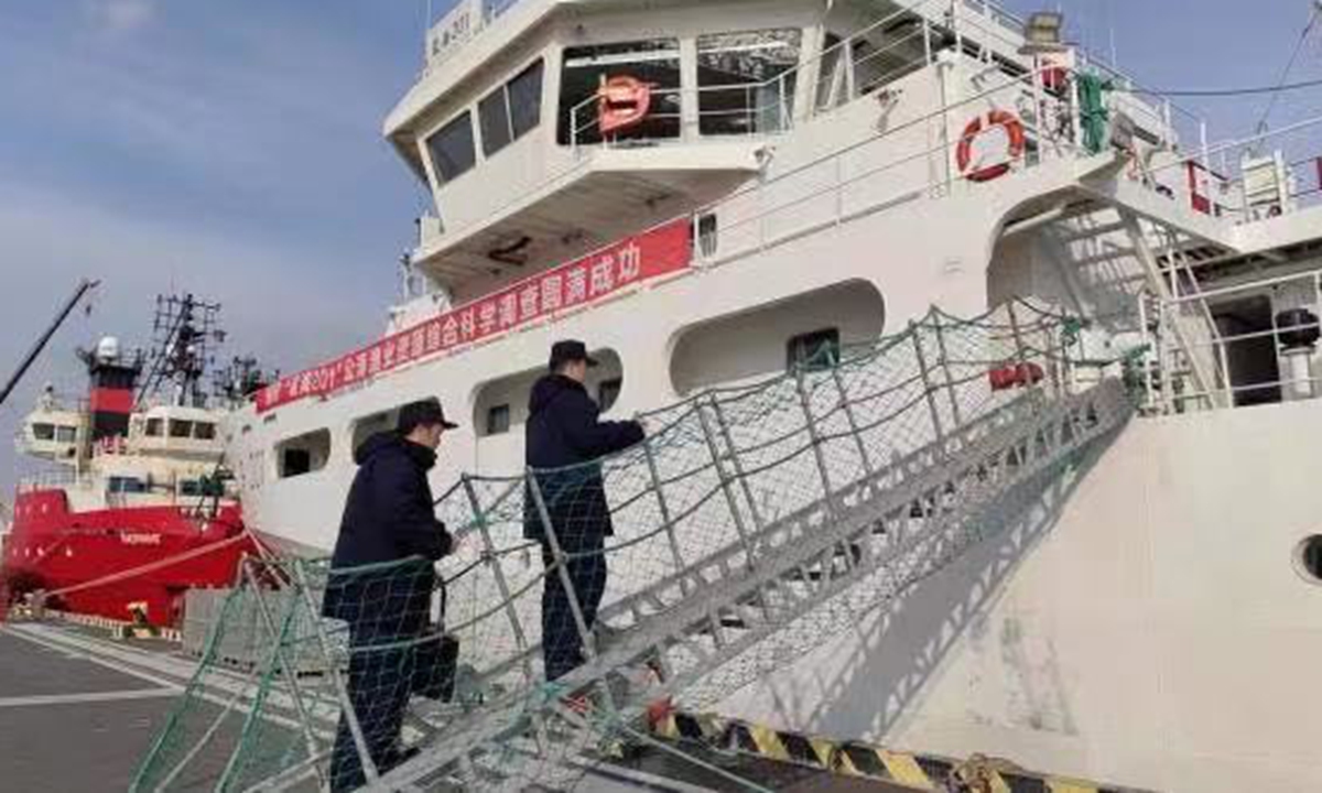 Custom officers inspect the Lanhai 201. Photo: The Paper