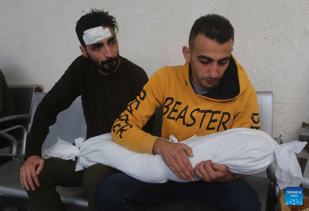 People mourn a victim killed in an Israeli strike in the southern Gaza Strip city of Rafah, on Dec. 7, 2023. Since Oct. 7, Israel has been launching a large-scale attack against Hamas in Gaza under the name Iron Swords, which has left 17,177 Palestinians dead, and more than 46,000 injured, said the Gaza-based Health Ministry on Thursday.(Photo: Xinhua)