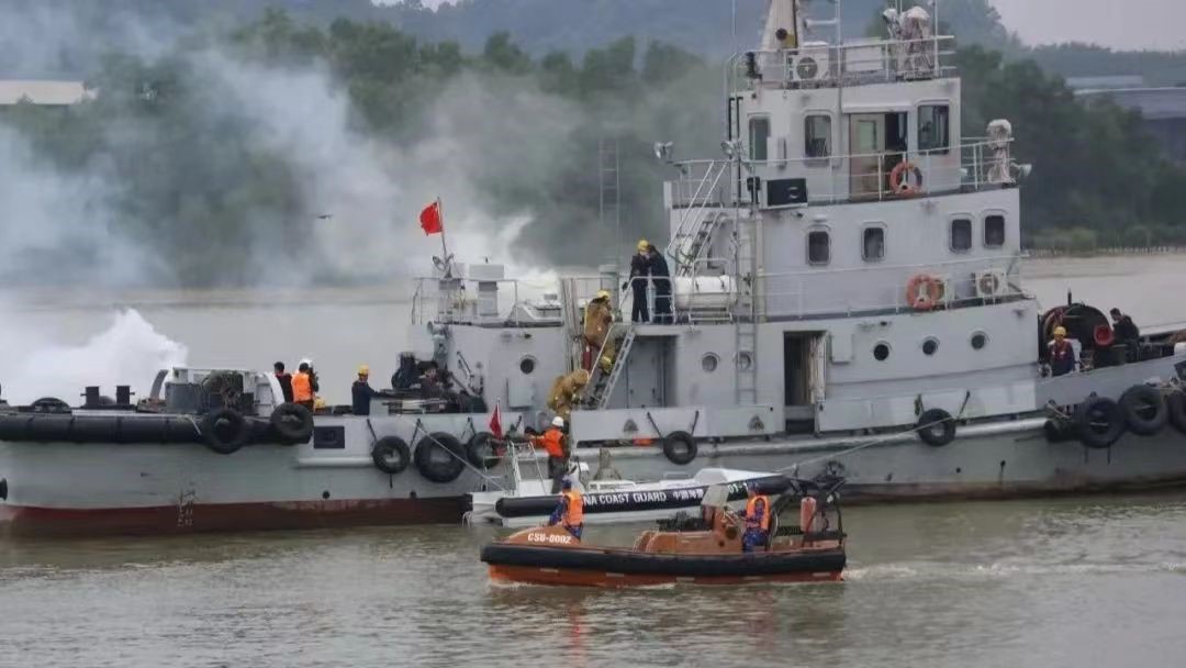 The China Coast Guard and the Vietnam Coast Guard conduct ship professional and technical exchange during the meeting. Photo: Courtesy of China Coast Guard