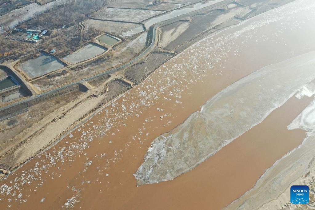 This aerial photo taken on Dec. 7, 2023 shows the flowing ice on the Yellow River in Dalad Banner, north China's Inner Mongolia Autonomous Region.(Photo: Xinhua)