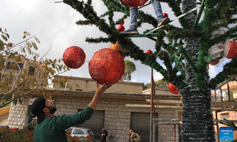 A man prepares Christmas decorations in Marjayoun, Lebanon, Dec. 6, 202(Photo: Xinhua)