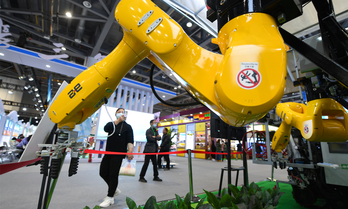 A smart machine gathers broccoli at the ongoing Zhejiang Agricultural Expo 2023 in Hangzhou, East China's Zhejiang Province on December 7, 2023. The organizers, for the first time, invited companies from Australia, Brazil and France to attend the fair, as well as those from Hong Kong, Macao and Taiwan. Photo: cnsphoto
