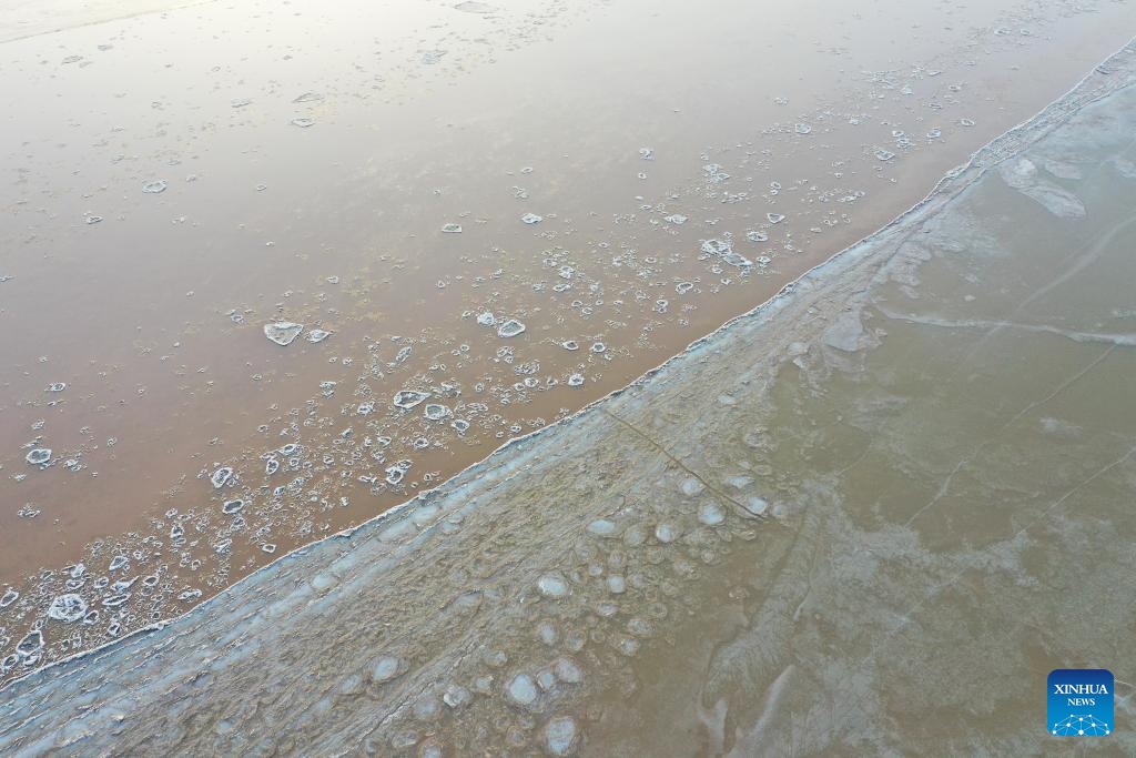 This aerial photo taken on Dec. 7, 2023 shows the flowing ice on the Yellow River in Dalad Banner, north China's Inner Mongolia Autonomous Region.(Photo: Xinhua)