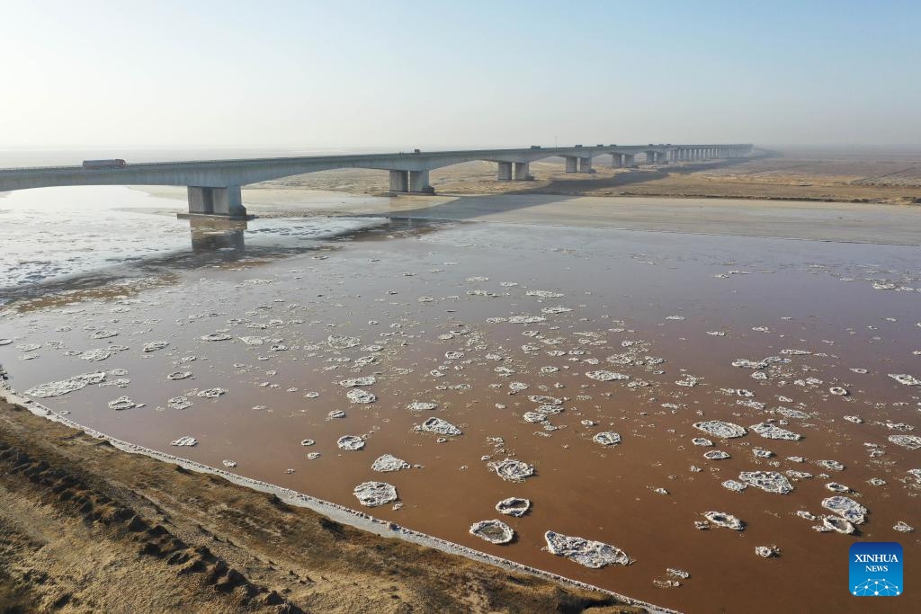 This aerial photo taken on Dec. 7, 2023 shows the flowing ice on the Yellow River in Dalad Banner, north China's Inner Mongolia Autonomous Region.(Photo: Xinhua)