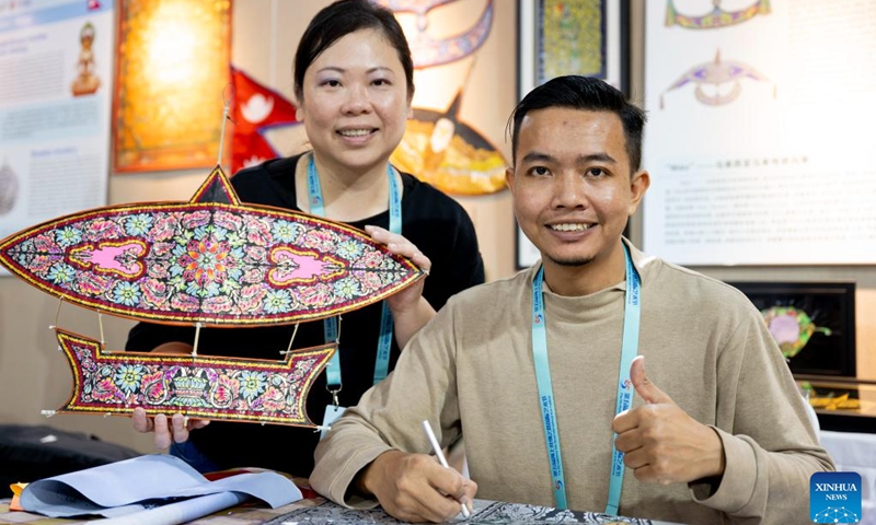 A Malaysian artist (R) and his cooperator display a kite during an intangible cultural heritage exhibition on the Maritime Silk Road in Quanzhou, southeast China's Fujian Province, Dec. 9, 2023. The city of Quanzhou is widely believed to be the starting point of the ancient Maritime Silk Road. (Photo: Xinhua)