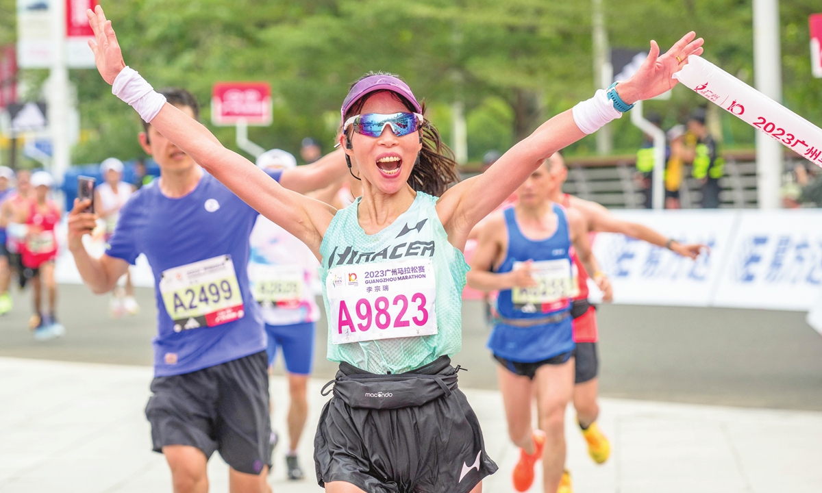 The Guangzhou Marathon 2023 kicks off with a gunshot as some 30,000 runners from home and abroad compete on the track in the city of Guangzhou in South China's Guangdong Province on December 10, 2023. The Guangzhou Marathon has entered its 10th year, becoming a gold-label event of World Athletics. Photo: VCG