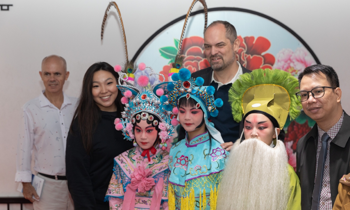 Participants of the project have a group photo taken with students at the Kunshan Qiandeng Tinglin Primary School in East China's Jiangsu Province. Photo: Courtesy of Guo Xiaoyue