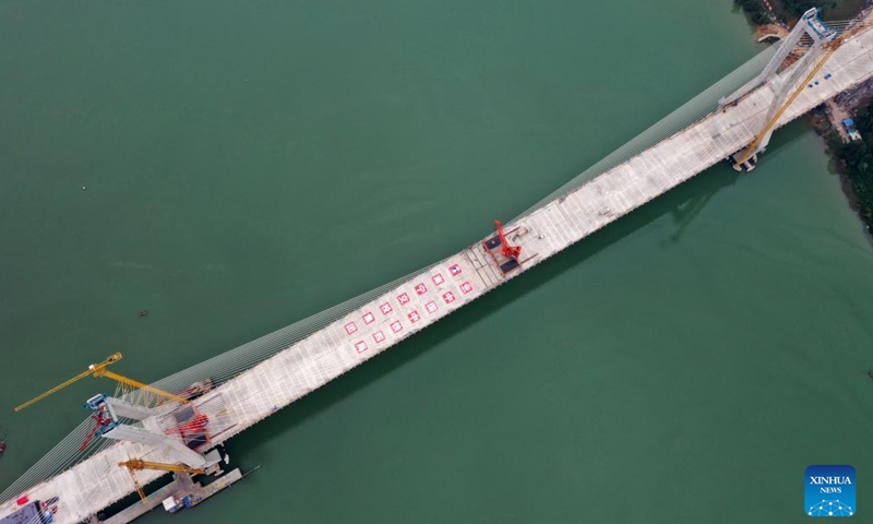 This aerial photo taken on Dec. 10, 2023 shows the construction site of Xijin Yujiang grand bridge on Shanglin-Hengzhou expressway in south China's Guangxi Zhuang Autonomous Region. The two sides of the 1,190-meter-long bridge were joined together on Sunday. (Photo: Xinhua)