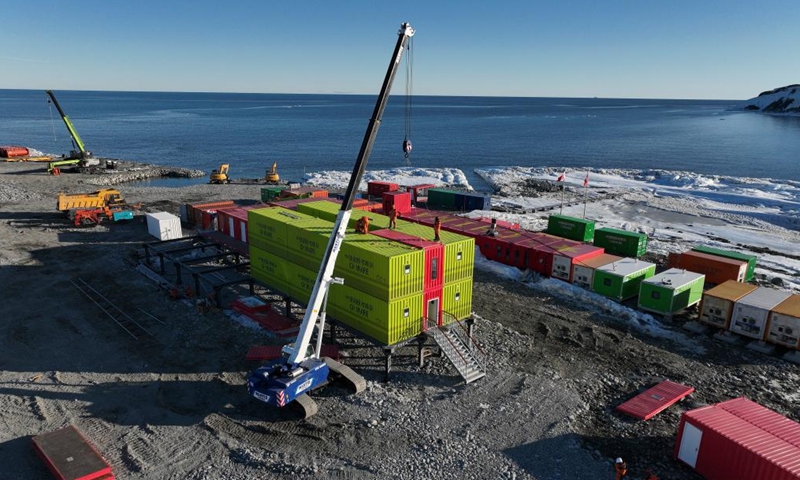 This aerial photo taken on Dec. 8, 2023 shows members of China's 40th Antarctic expedition team constructing temporary buildings along the coastal areas of the Ross Sea. A new scientific research station will be established along the coastal areas of the Ross Sea during this expedition, becoming China's fifth research station in Antarctica and the third permanent ones, after the Changcheng and Zhongshan stations. (Photo: Xinhua)