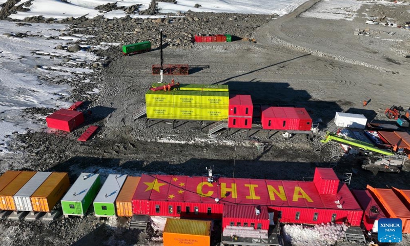 This aerial photo taken on Dec. 8, 2023 shows members of China's 40th Antarctic expedition team constructing temporary buildings along the coastal areas of the Ross Sea. A new scientific research station will be established along the coastal areas of the Ross Sea during this expedition, becoming China's fifth research station in Antarctica and the third permanent ones, after the Changcheng and Zhongshan stations. (Photo: Xinhua)