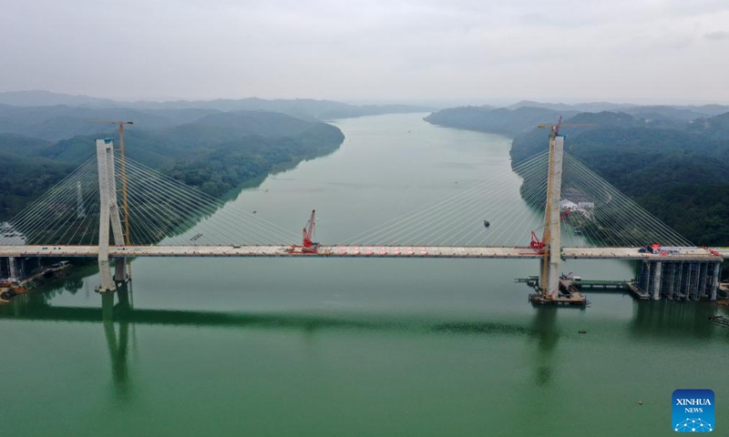 This aerial photo taken on Dec. 10, 2023 shows the construction site of Xijin Yujiang grand bridge on Shanglin-Hengzhou expressway in south China's Guangxi Zhuang Autonomous Region. The two sides of the 1,190-meter-long bridge were joined together on Sunday. (Photo: Xinhua)