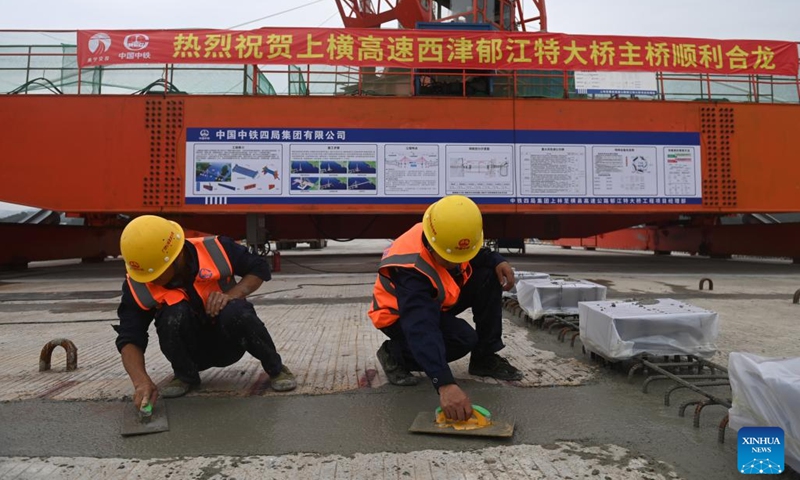 Workers work at the construction site of Xijin Yujiang grand bridge on Shanglin-Hengzhou expressway in south China's Guangxi Zhuang Autonomous Region, Dec. 10, 2023. The two sides of the 1,190-meter-long bridge were joined together on Sunday. (Photo: Xinhua)