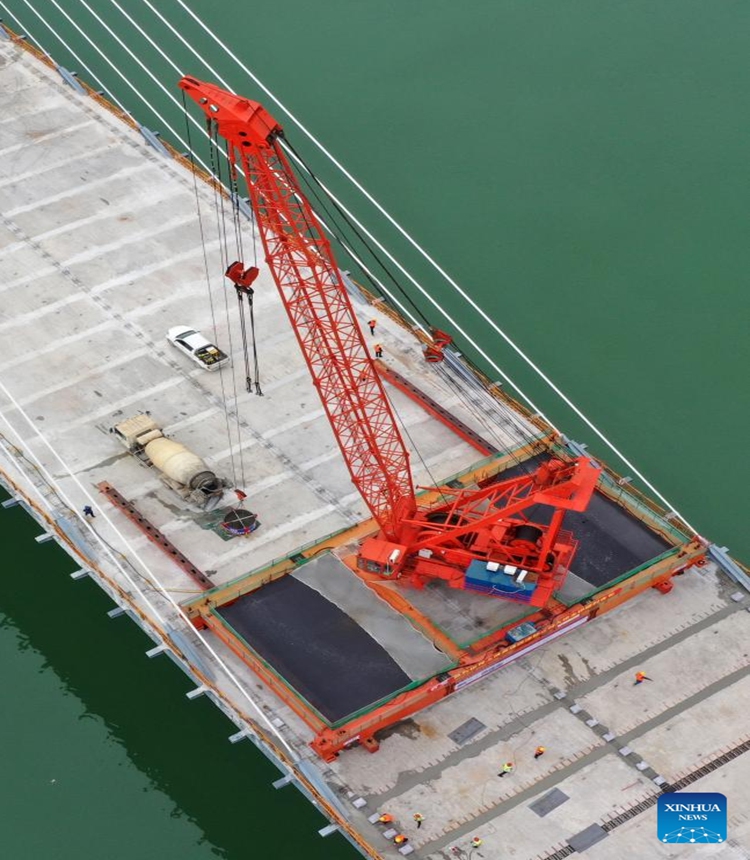 This aerial photo taken on Dec. 10, 2023 shows the construction site of Xijin Yujiang grand bridge on Shanglin-Hengzhou expressway in south China's Guangxi Zhuang Autonomous Region. The two sides of the 1,190-meter-long bridge were joined together on Sunday. (Photo: Xinhua)