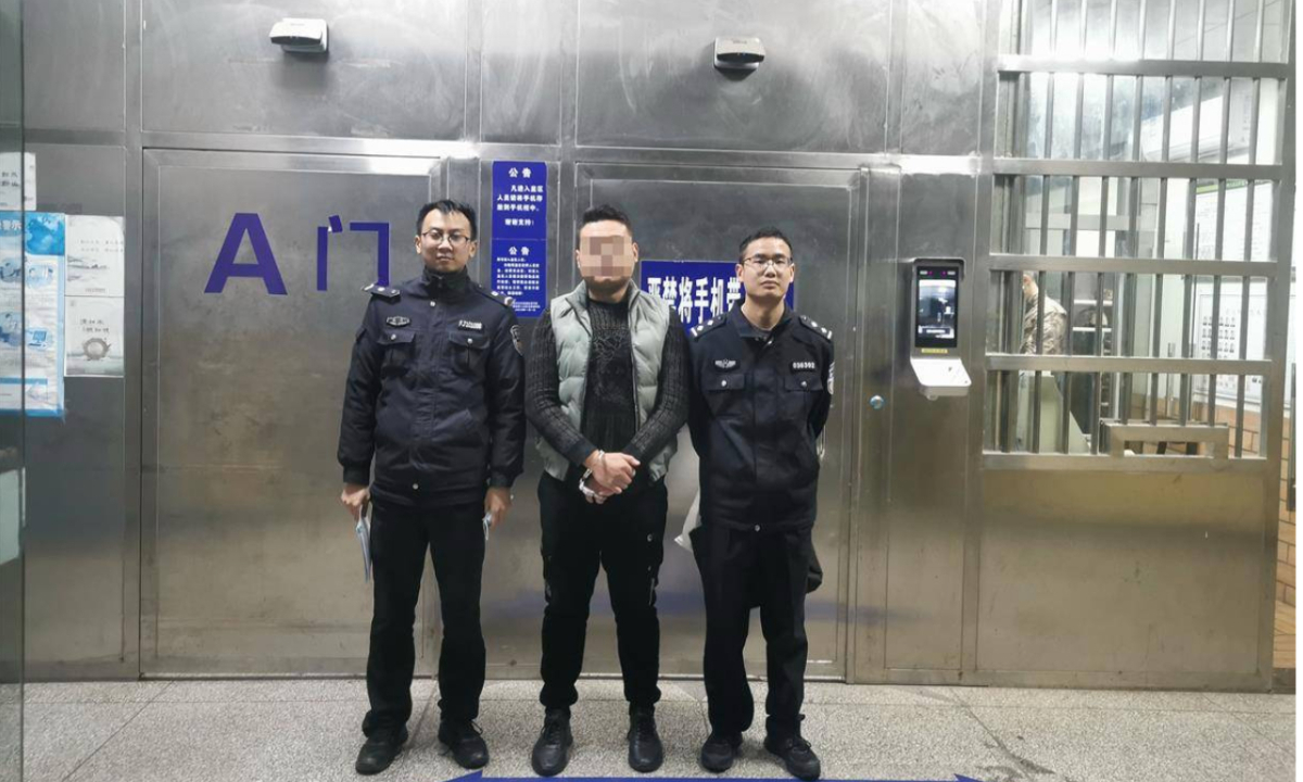 A man turns himself in after stealing 20 boxes of Moutai liquor due to mental stress. Photo: web