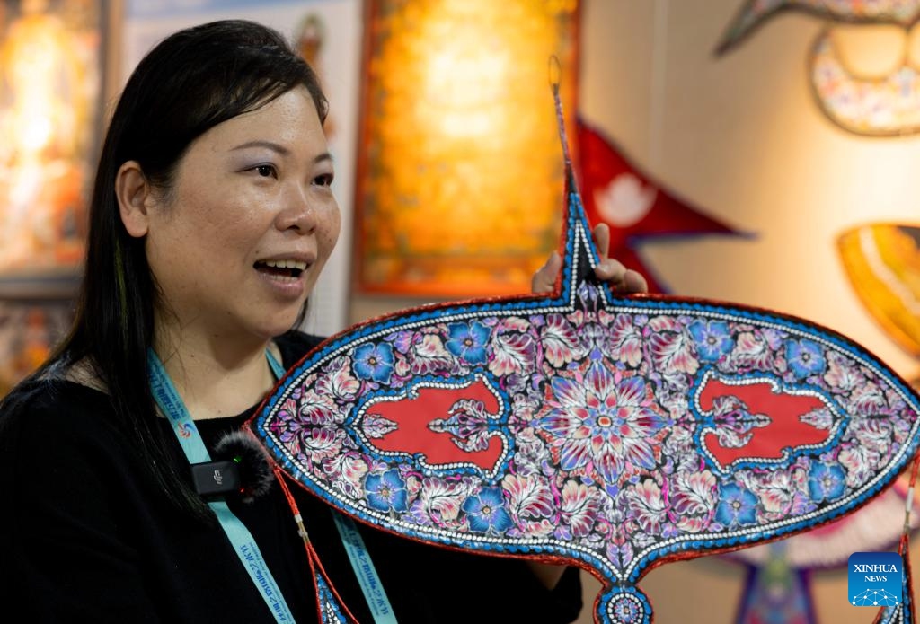 Malaysian artist Pui See presents traditional kite making techniques during an intangible cultural heritage exhibition on the Maritime Silk Road in Quanzhou, southeast China's Fujian Province, Dec. 11, 2023.(Photo: Xinhua)